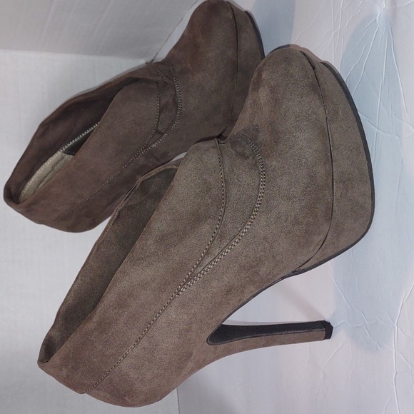 EUC Mossimo Faux Suede Platform Bootie Stilletos - Picture 2 of 12